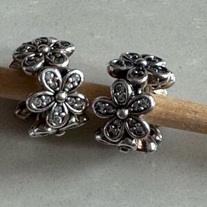 Retired Pandora Silver Floral daisy bead qty2